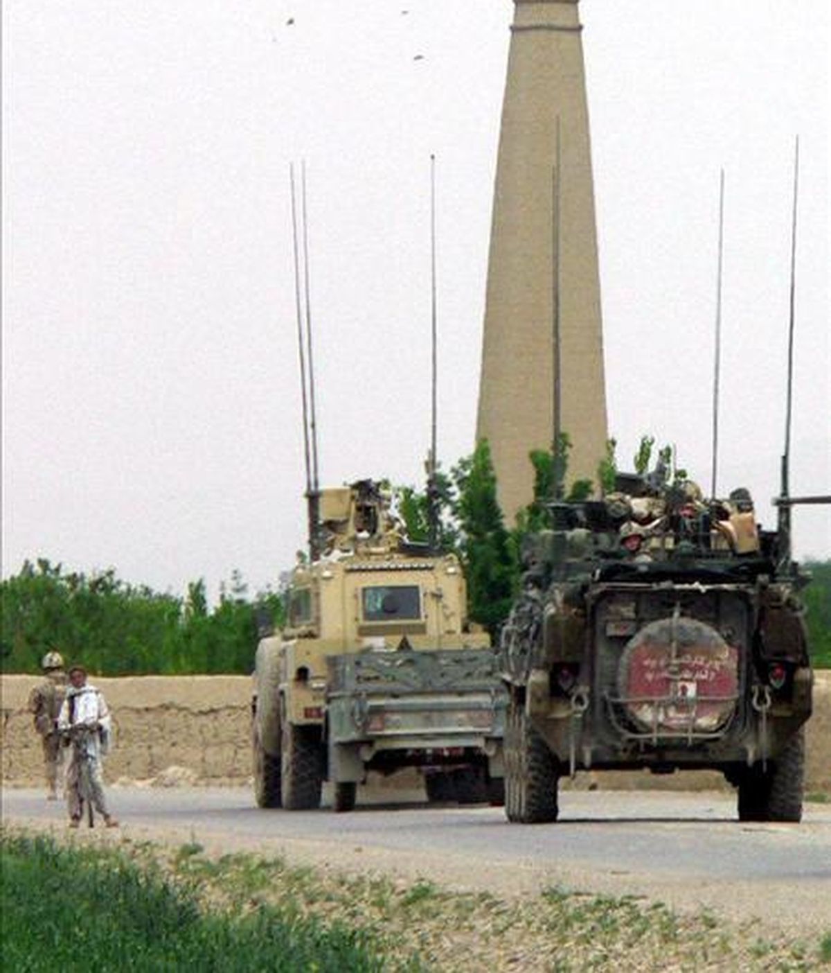 Soldados de la ISAF aseguran el lugar del atentado perpetrado hoy en Kandahar. EFE Soldados de la ISAF aseguran el lugar del atentado perpetrado hoy en Kandahar. EFE