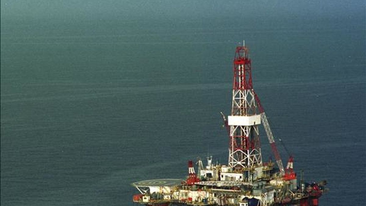 La petrolera Repsol YPF, en consorcio con la austríaca OMV, ha llevado a cabo su primer descubrimiento de hidrocarburos en aguas de Libia, país del que es el mayor operador extranjero, informó hoy la compañía a la Comisión Nacional del Mercado de Valores (CNMV). EFE/Archivo