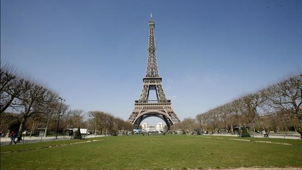 Vista de la Torre Eiffel al final del Campo de Marte, en París (Francia), hoy, 31 de marzo. Construida en poco más de dos años por el arquitecto francés Gustave Eiffel, el monumento se inauguró en la Exposición Universal de 1889, celebrada en la capital francesa. Este año se celebra el 120 aniversario de la famosa torre, de 324 metros de altura. EFE