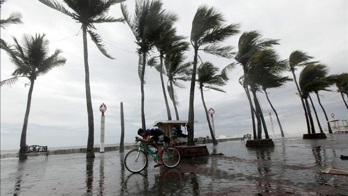 Un ciclista lucha contra los fuertes vientos durante el paso de la tormenta tropical Aere en Manila (Filipinas) hoy, lunes 9 de mayo de 2011. EFE