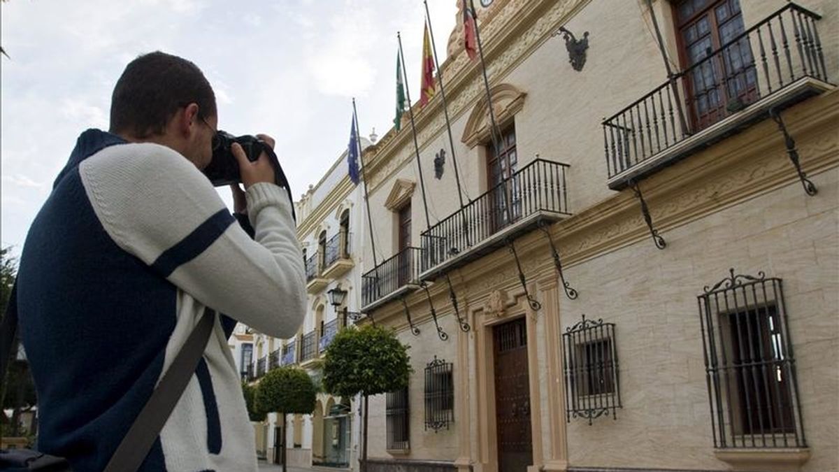 Un fotógrafo toma imágenes del Ayuntamiento de Ayamonte (Huelva) donde hoy agentes de la Guardia Civil han retirado gran cantidad de documentación y ordenadores en presencia del alcalde, el socialista Antonio Rodríguez, y de representantes de los juzgados del municipio. EFE