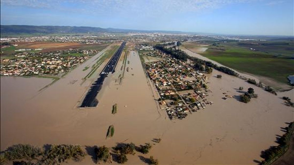 Parcelaciones de Guadalvalle junto a la pista del aeropuerto de Córdoba, inundadas por la crecida del río Guadalquivir debido a las fuertes lluvias registradas entre los días 6 y 7, cuando cayeron 168 litros por metro cuadrado que ha afectado a un total de 455 viviendas. EFE