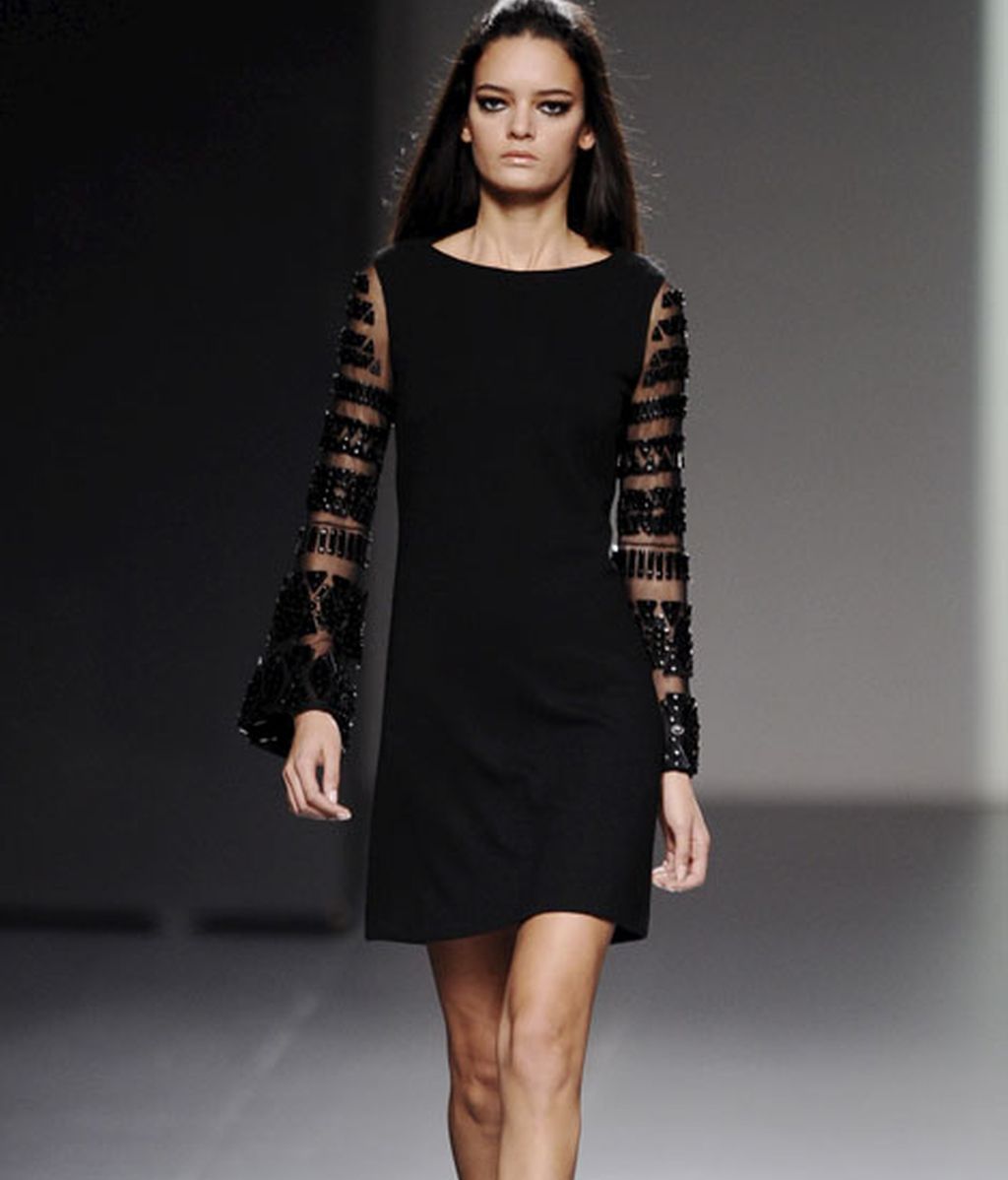 Minuciosa al combinar sedas, tules, pedrería, crochet...