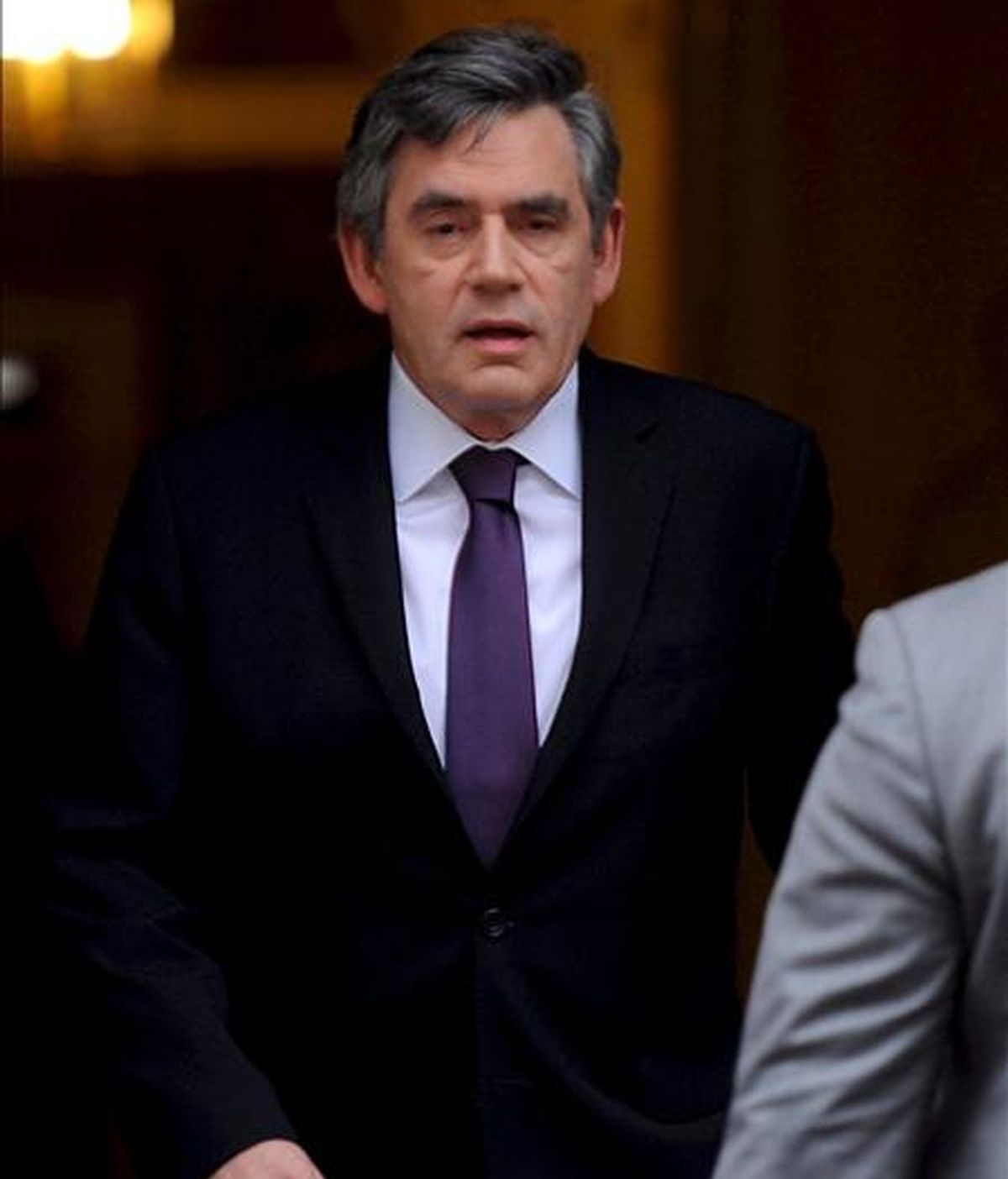 El primer ministro británico, Gordon Brown, a su salida del nº 10 de Downing Street, en Londres, R. Unido, ayer 8 de junio. EFE