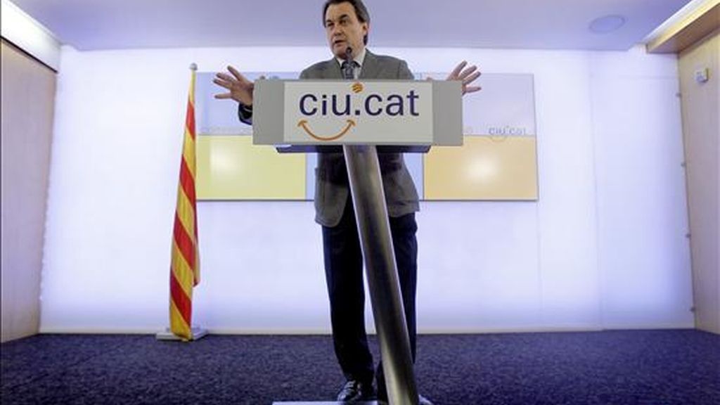 El presidente de CiU y futuro presidente de la Generalitat, Artur Mas, durante la rueda de prensa ofrecida hoy en la sede de su formación. EFE