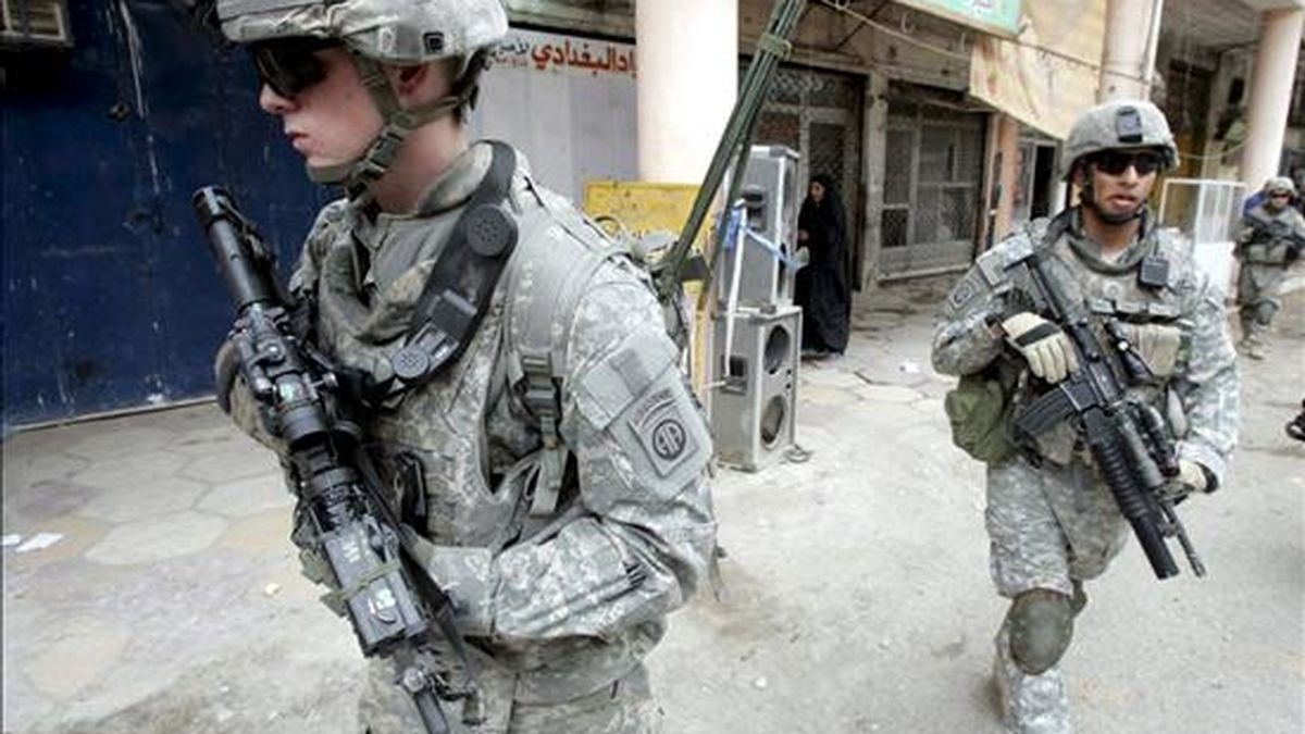 Soldados estadounidenses hacen guardia durante una operación militar en el barrio de Fadhl en Bagdad, hoy lunes. EFE
