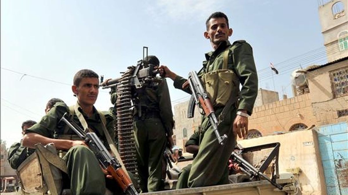 Policias yemeníes patrullan el exterior del tribunal de seguridad en el que se celebraba un juicio contra miembros de Al Qaeda, el pasado 7 de julio. EFE/Archivo