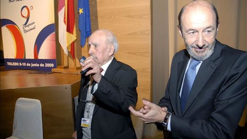 El ministro del Interior, Alfredo Pérez Rubalcaba (d), hace entrega de un galardón al afiliado Severiano Arnaiz, de 97 años, durante la inauguración del IX Congreso Nacional del Sindicato Unificado de Policía (SUP), que se ha celebrado hoy en Toledo. EFE El ministro del Interior, Alfredo Pérez Rubalcaba (d), hace entrega de un galardón al afiliado Severiano Arnaiz, de 97 años, durante la inauguración del IX Congreso Nacional del Sindicato Unificado de Policía (SUP), que se ha celebrado hoy en Toledo. EFE