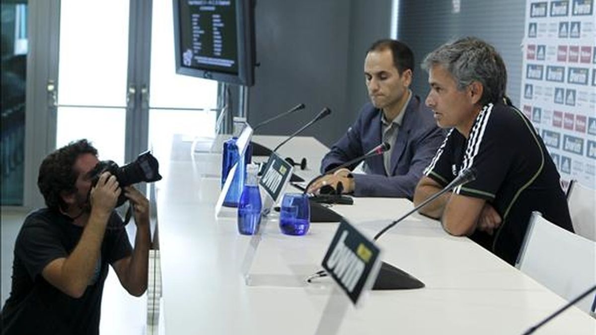 El entrenador portugués del Real Madrid, José Mourinho, durante la conferencia de prensa que ofreció ayer tras el entrenamiento que realizó el equipo madrileño en la Ciudad Deportiva de Valdebebas. EFE