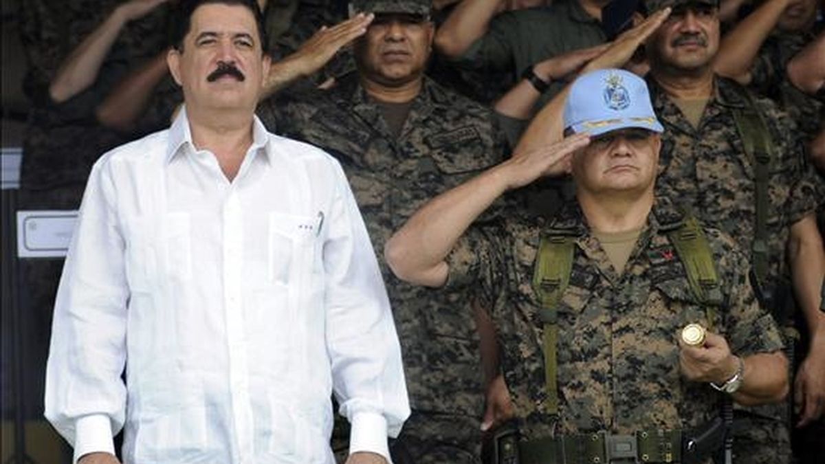 Fotografia que muestra al presidente de Honduras, Manuel Zelaya (i), junto al jefe del Estado Mayor Conjunto de las Fuerzas Armadas, Romeo Vásquez (d). EFE