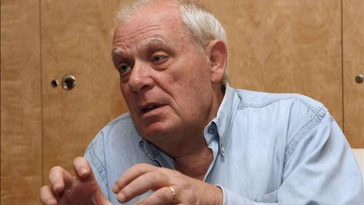 El escritor portugués António Lobo Antunes, candidato al Premio Nobel desde hace años, durante una entrevista con Efe sobre su nuevo libro, "El archipiélago del insomnio", en el que consigue su propósito de "poner la vida entera entre las cubiertas". EFE El escritor portugués António Lobo Antunes, candidato al Premio Nobel desde hace años, durante una entrevista con Efe sobre su nuevo libro, "El archipiélago del insomnio", en el que consigue su propósito de "poner la vida entera entre las cubiertas". EFE