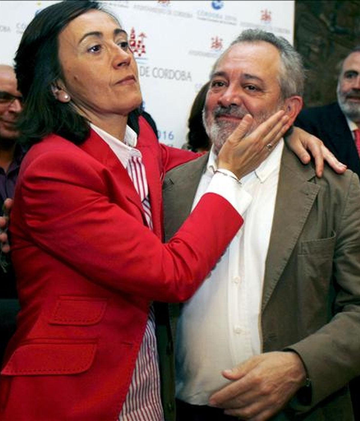 Rosa Aguilar, alcaldesa de Córdoba durante diez años, junto a su segundo teniente de alcalde y a quien ha señalado como su posible sucesor, Andrés Ocaña, hoy durante el acto en el que entregó su acta de concejal en el ayuntamiento. EFE