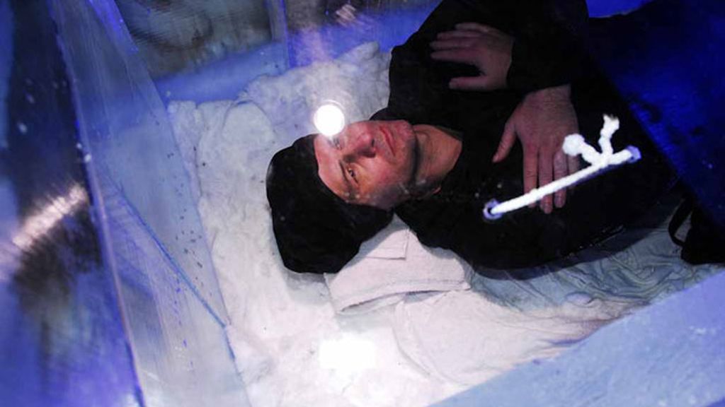 Encerrado 24 horas en un bloque de hielo