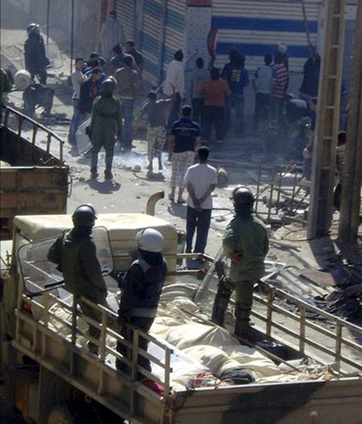 Foto tomada el 10 de noviembre de 2010 de los incidentes en la ciudad de El Aaiún, capital administrativa del Sáhara Occidental, tras el desmantelamiento por parte de unidades marroquíes del campamento de protesta saharaui Gdaim Izik. EFE