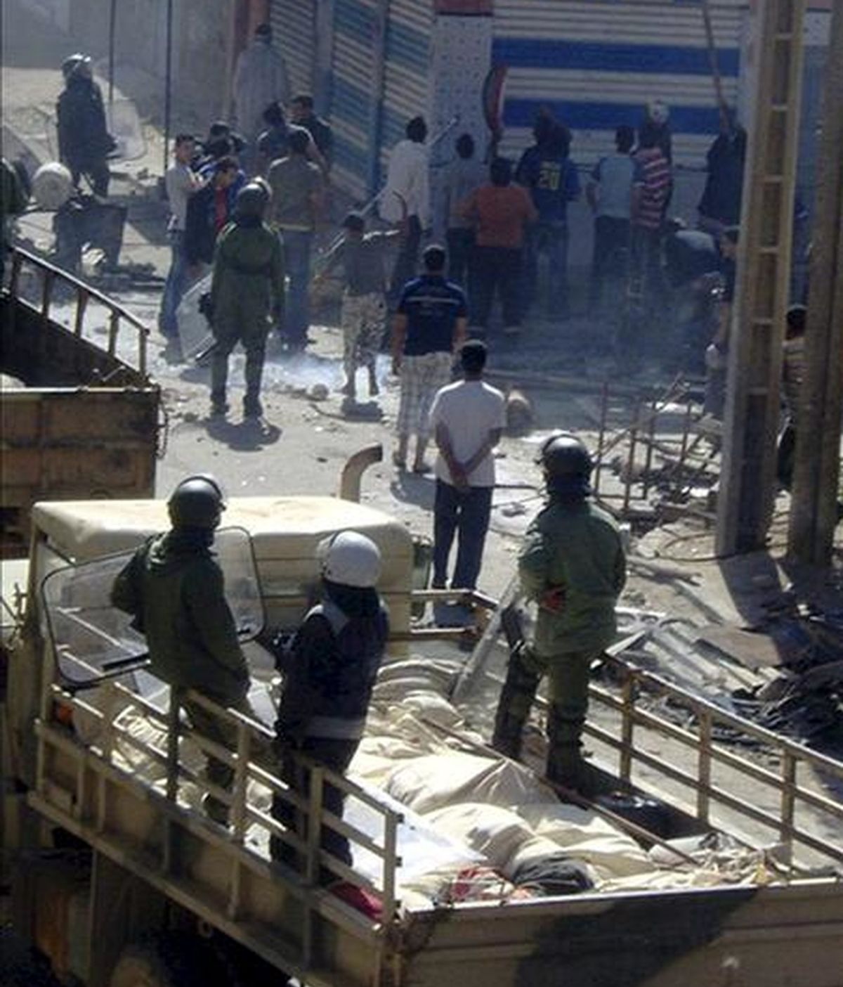 Foto tomada el 10 de noviembre de 2010 de los incidentes en la ciudad de El Aaiún, capital administrativa del Sáhara Occidental, tras el desmantelamiento por parte de unidades marroquíes del campamento de protesta saharaui Gdaim Izik. EFE Foto tomada el 10 de noviembre de 2010 de los incidentes en la ciudad de El Aaiún, capital administrativa del Sáhara Occidental, tras el desmantelamiento por parte de unidades marroquíes del campamento de protesta saharaui Gdaim Izik. EFE