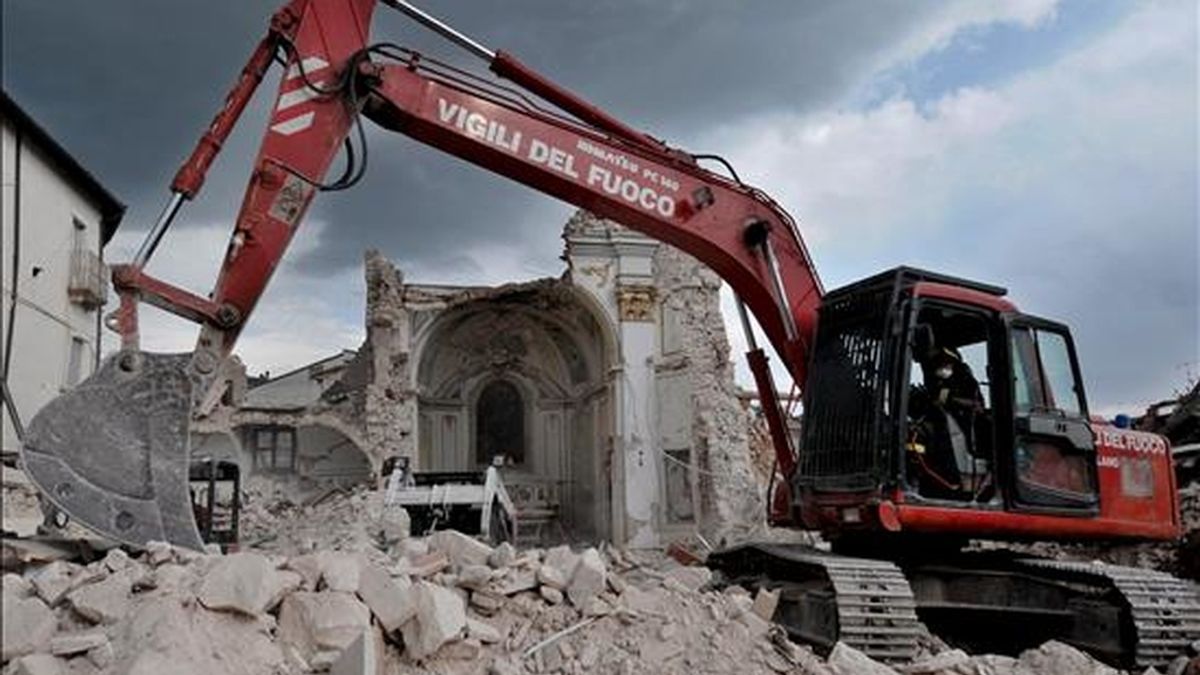 Una grúa quita los escombros de la iglesia de San Gregorio, cerca de L'Aquila, Italia, el 16 de abril. EFE/Archivo