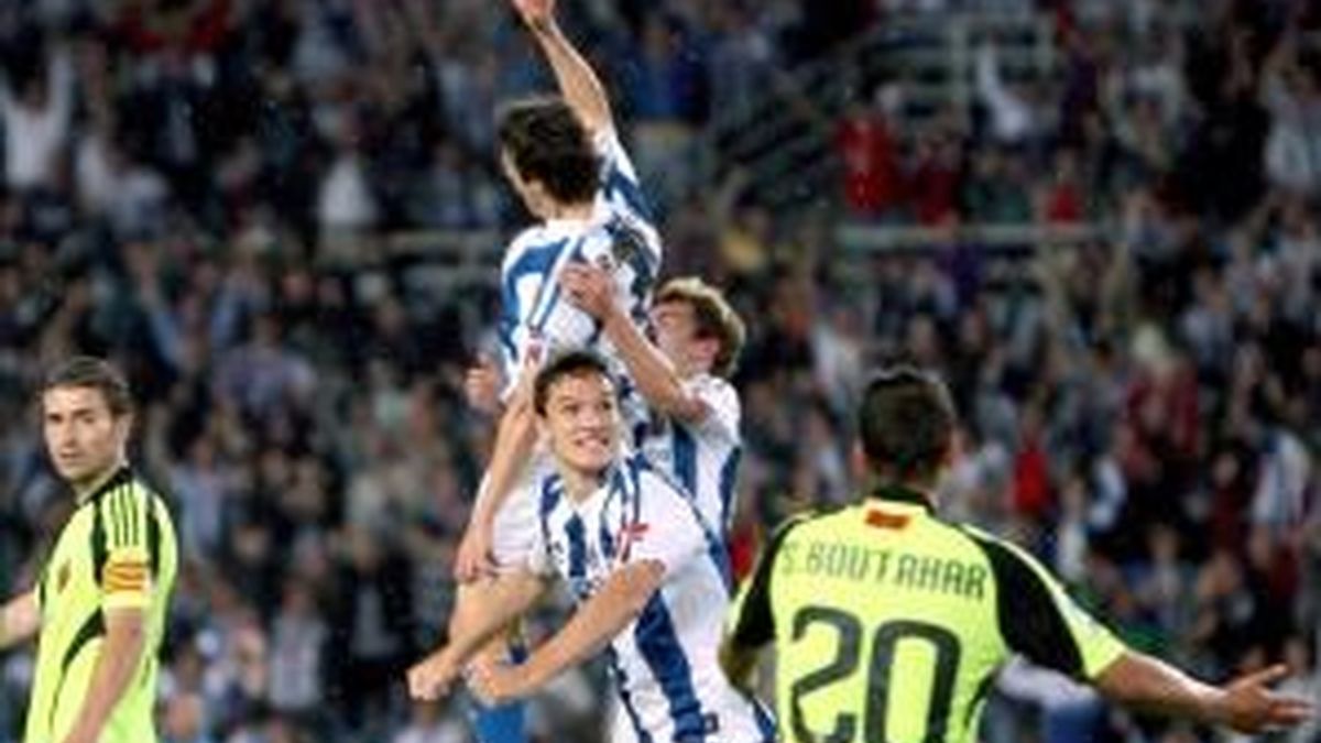 El centrocampista de la Real Sociedad Mikel Aranburu (2i) celebra el gol marcado al Real Zaragoza, segundo para su equipo, durante el partido, correspondiente a la trigésima sexta jornada de Liga de Primera División que ambos equipos disputaron en el estadio de Anoeta de San Sebastián. EFE