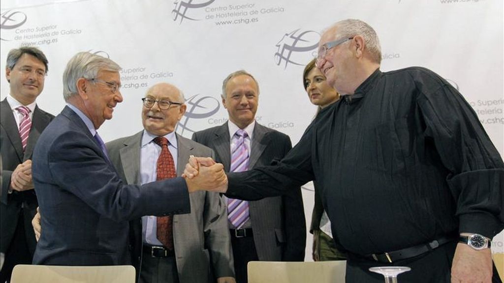 El cocinero José María Arzak (d), ganador del IX Premio Nacional de Gastronomía Tradicional "Lola Torres", recibe la felicitación del presidente de la Academia Española de Gastronomía, Rafael Ansón (2i), en presencia del alcalde de O Grove, José Cacabelos (i), el presidente de la Fundación Amigos de Galicia, Luis Rial, el representante de la familia de Lola Torres, Rafael Mourelos Rodiño, y la secretaria general de Turismo, Carmen Pardo, en el Centro Superior de Hostelería de Galicia, en Santiago de Compostela. EFE