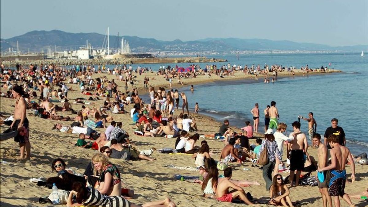 Miles de personas se han acercado a la playa de la Barceloneta, en Barcelona. EFE/Archivo