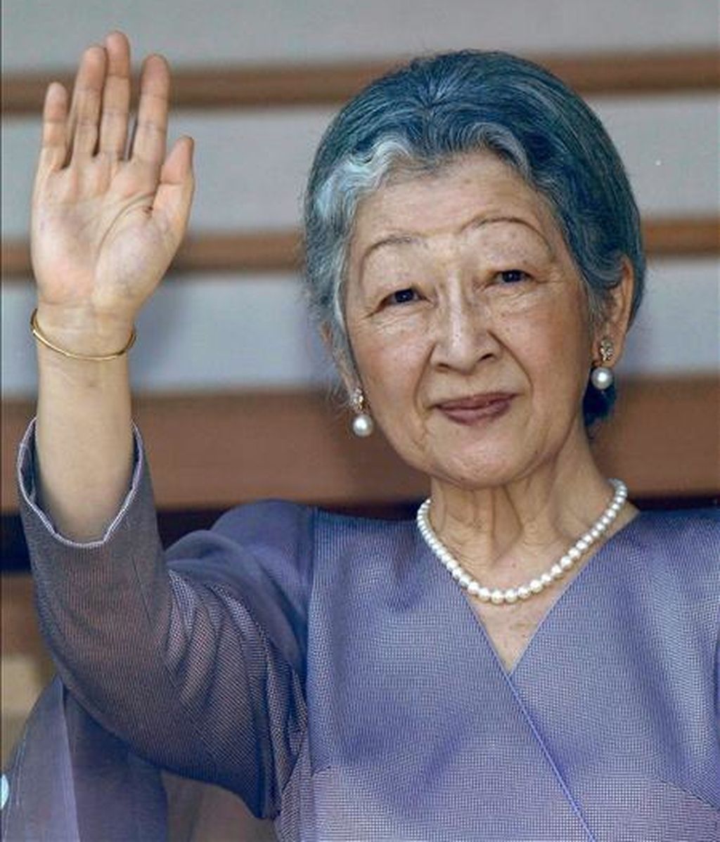La emperatriz japonesa, Michiko, saluda a miles de personas durante una aparición pública en el Palacio Imperial en Tokio (Japón). EFE/Archivo La emperatriz japonesa, Michiko, saluda a miles de personas durante una aparición pública en el Palacio Imperial en Tokio (Japón). EFE/Archivo