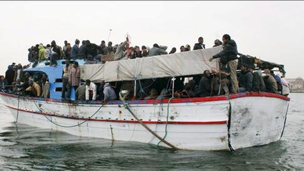 Fotografía facilitada el miércoles 1 de abril, que muestra la llegada de un barco con inmigrantes africanos que tuvieron que ser rescatados en alta mar cuando los tres botes en los que viajaban volcaron, en Trípoli (Libia), el 29 de marzo. EFE/Archivo