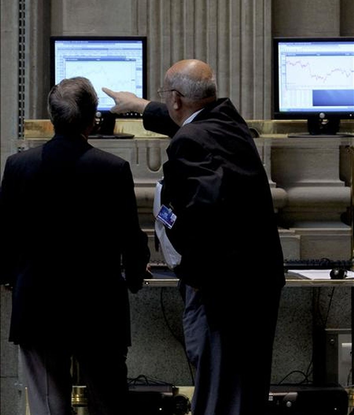 Dos agentes de bolsa siguen las cotizaciones en la Bolsa de Madrid. EFE/Archivo