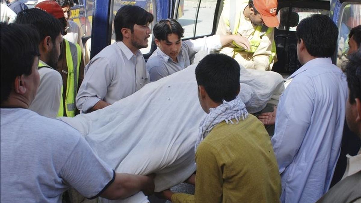 Varias personas transportan el cuerpo de una de las ocho victimas de un ataque con proyectiles y disparos contra un grupo de chiies reunidos en un cementerio de la ciudad suroccidental paquistaní de Quetta, hoy viernes 6 de mayo. EFE