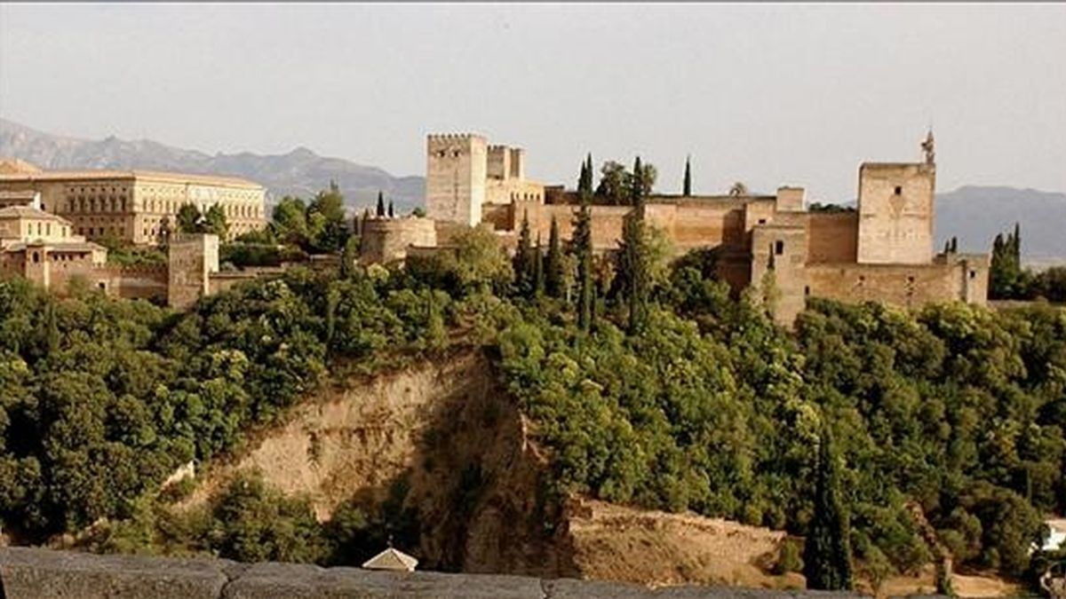 El Alhambra abrirá al público a partir de abril el Mirador Romántico. En la imagen, el monumento, erigido en 1836 por Don Jaime Traverso, administrador de la finca del Generalife, con el pequeño mirador que se sitúa al final de la Escalera del Agua. EFE/Archivo