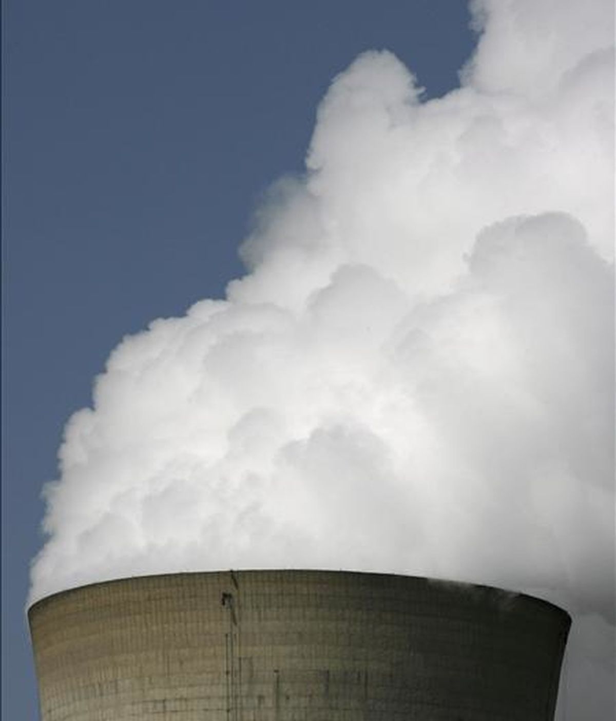 El Colegio de Ingenieros de Caminos de Cataluña ha pedido hoy que se abra un debate serio en la sociedad sobre la energía nuclear y se ha mostrado a favor de no cerrar ahora las centrales nucleares ya que producen el 40,8% de la demanda energética. EFE/Archivo