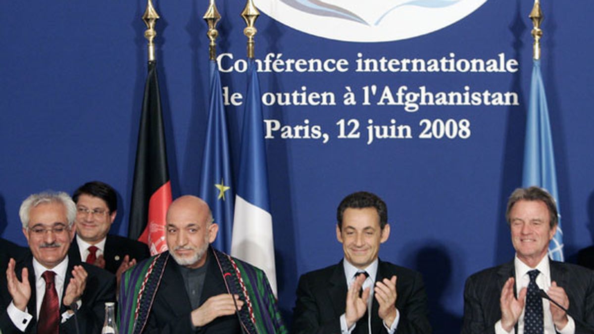 El Presidente de Afganistán, Hamid Karzai junto al Presidente de Francia, Nicolas Sarkozy durante la Conferencia en Paris. Foto: AP.