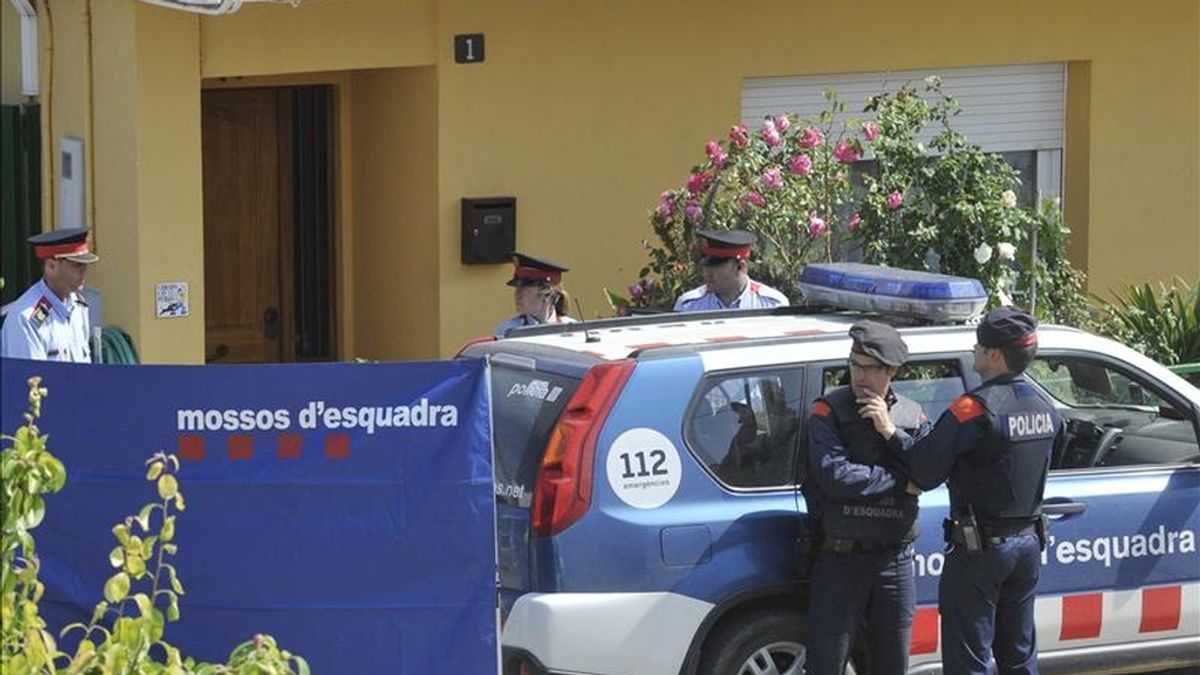 Efectivos policiales autonómicos ante la casa donde esta mañana una mujer de 65 años ha fallecido esta mañana en Bescanó (Girona) en un nuevo caso de violencia machista. EFE