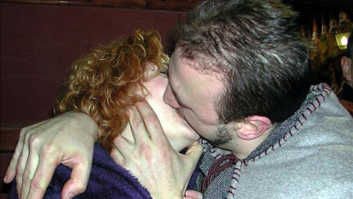 Una empresa británica ha iniciado la búsqueda de parejas voluntarias para probar un invento que permite la intimidad a distancia. Fotografía de archivo, en la que se ve a una pareja besándose. EFE/Archivo