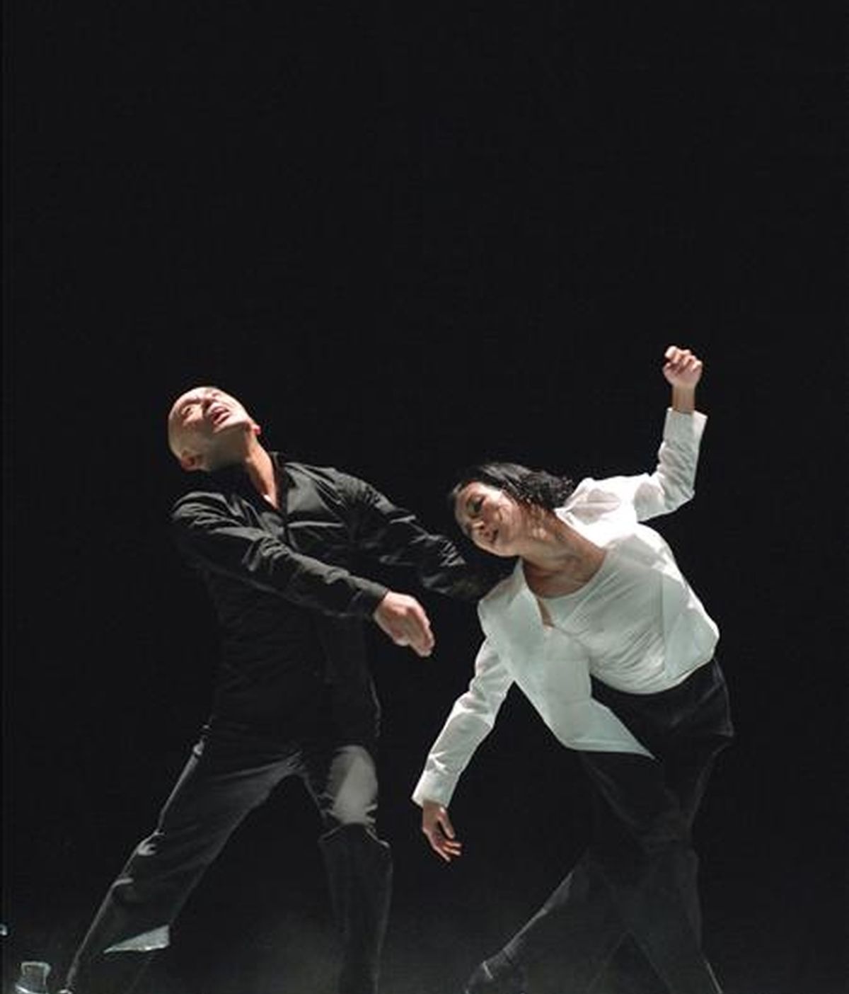 El coreografo Saburo Teshigawara (i) y la bailarina Rihoko Sato bailan sobre cristales en un ensayo del espectáculo de danza, Glass Tooth (Diente de Cristal), que presentó en febrero de 2008 en el Teatro Central de Sevilla. EFE/Archivo