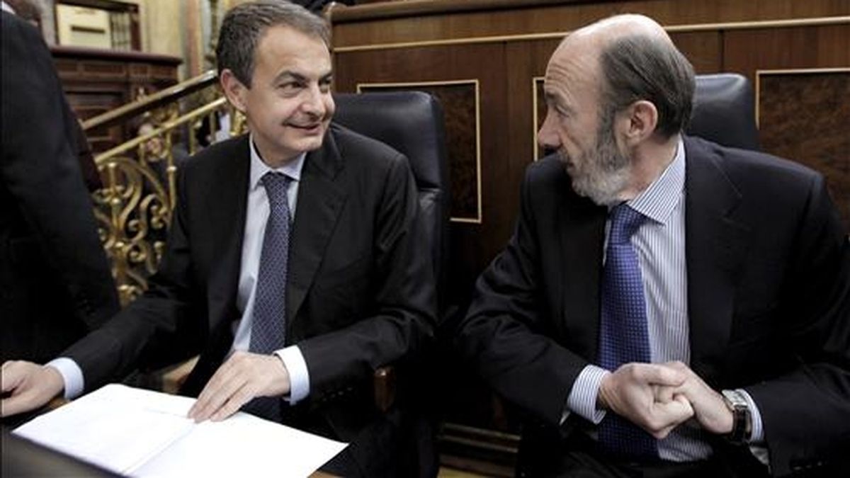 El presidente del Gobierno, José Luis Rodríguez Zapatero (i), junto al vicepresidente primero del Gobierno y ministro del Interior, Alfredo Pérez Rubalcaba. EFE/Archivo