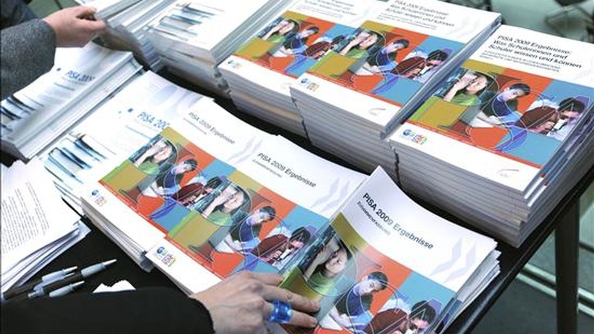 Varias copias del Informe PISA 2009, que fue hecho público por la Organización para la Cooperación y Desarrollo Económico (OCDE), en Berlín Alemania. La ministra alemana de Educación, Anette Schavan, afirmó que los alumnos alemanas obtienen mejores resultados, pero que todavía no se han alcanzado los objetivos. EFE