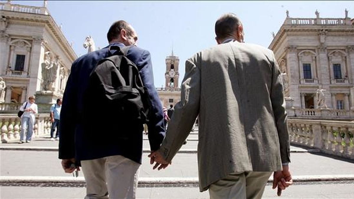 Una pareja gay camina de la mano. EFE/Archivos