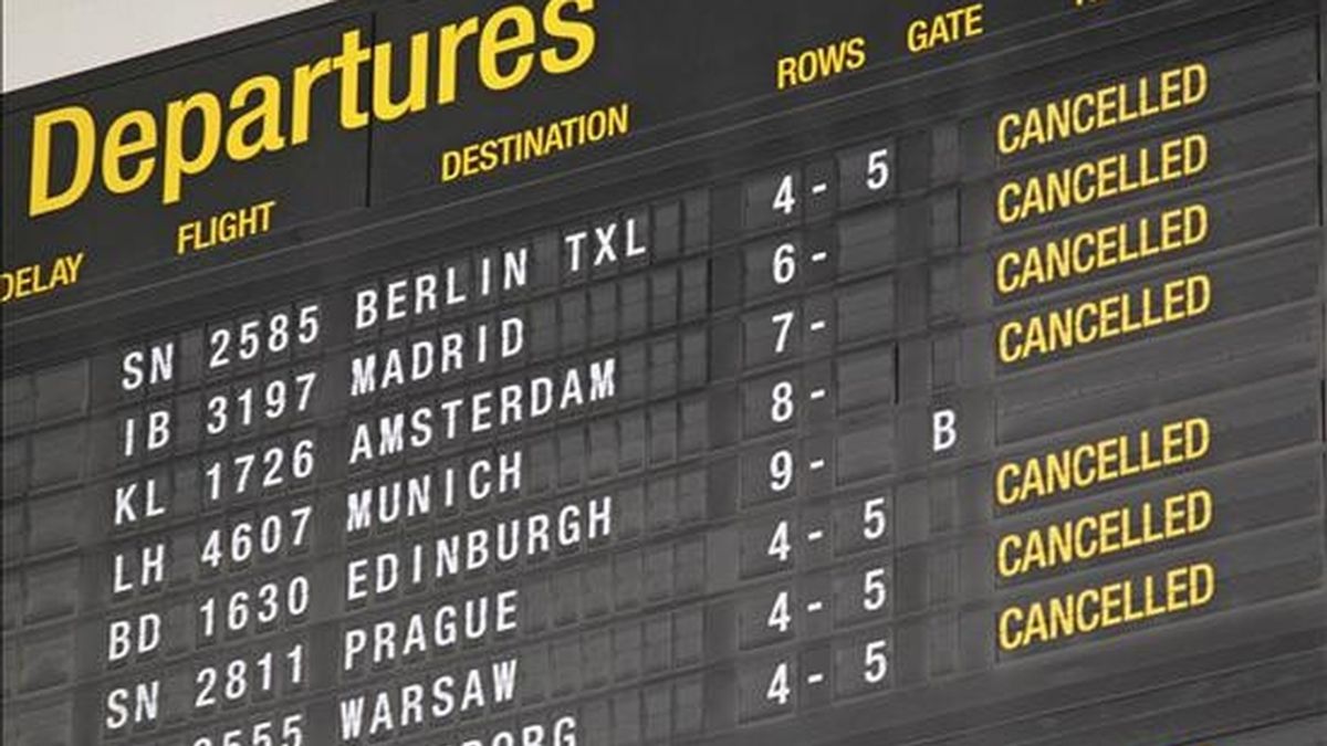 Una pantalla informa de los vuelos cancelados en el aeropuerto internacional de Bruselas, en Zaventem, Bélgica, el 28 de septiembre de 2010. Una huelga no autorizada de los controladores aéreos está provocando numerosos retrasos y cancelaciones. EFE
