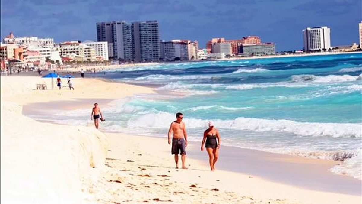 Turistas disfrutan el 26 de noviembre del cálido clima del centro de recreo de Cancún. EFE