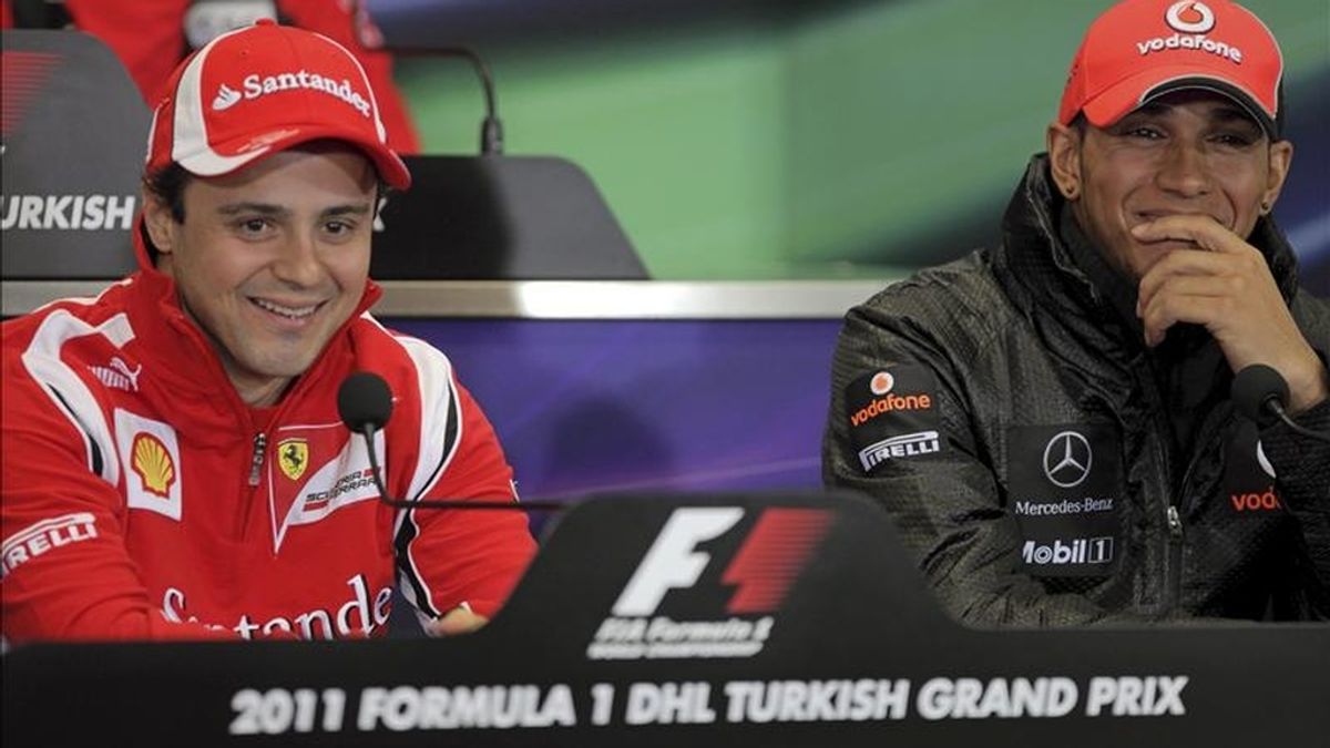 El piloto británico de Fórmula Uno, Lewis Hamilton, (McLaren Mercedes), (d), y el brasileño Felipe Massa (Ferrari), comparecen ante los medios en el circuito de Estambul, Turquia. El Gran Premio de F1 de Turquia se celebrará el 8 de mayo de 2011. EFE