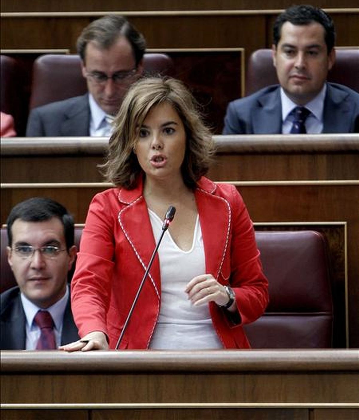 La portavoz parlamentaria del PP, Soraya Sáenz de Santamaría, durante una de sus intervenciones en un pleno celebrado en el Congreso de los Diputados. EFE/Archivo