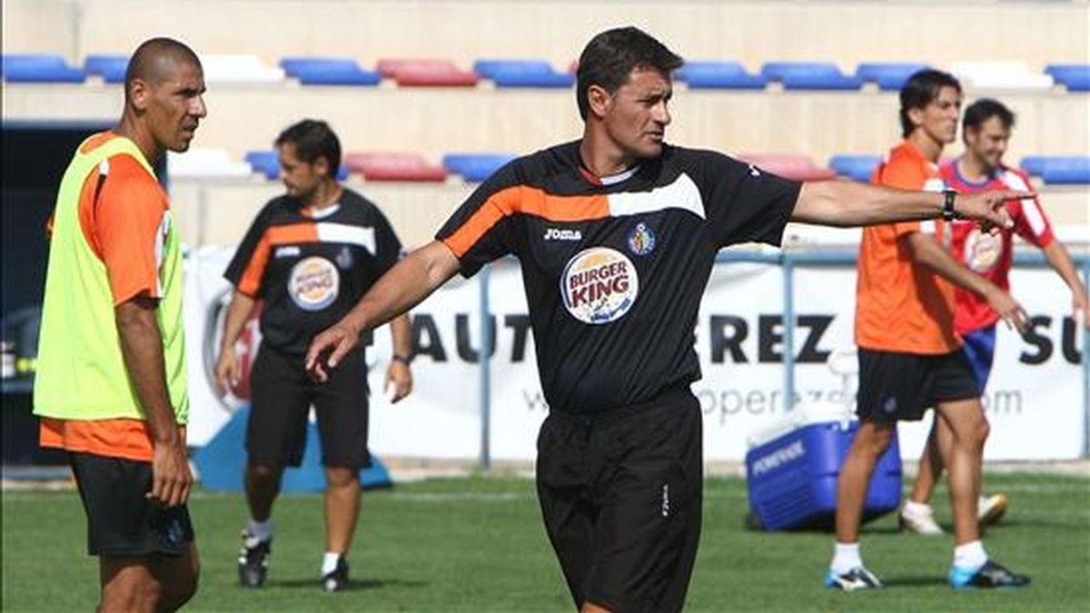 José Miguel González, "Míchel", entrenador del Getafe, da instrucciones durante el entrenamiento. EFE/Archivo