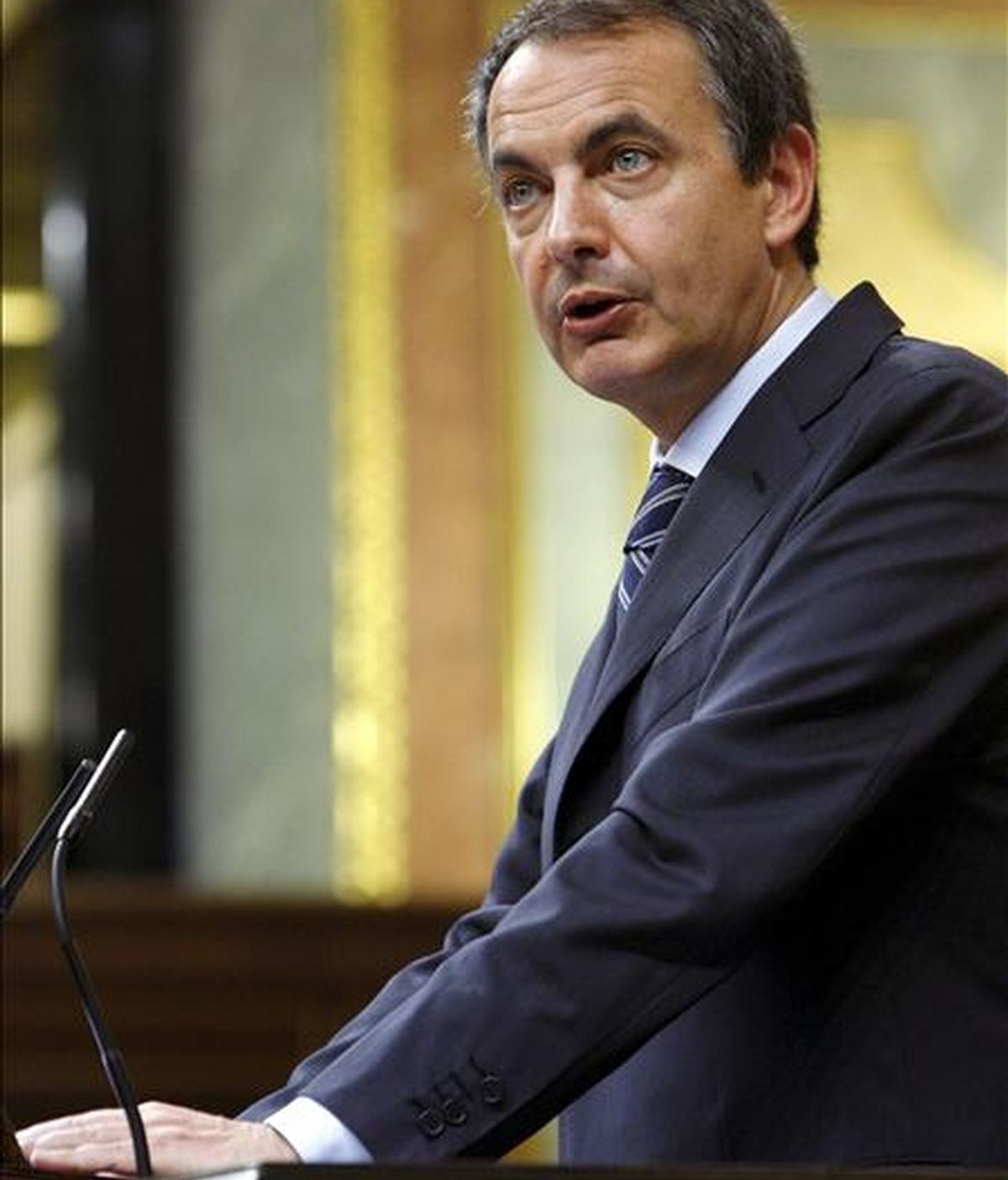 El presidente del Gobierno, José Luis Rodríguez Zapatero, durante una de sus intervenciones en la sesión de control al Ejecutivo que se celebra en el Congreso, y en la que se habla, entre otros asuntos, de las críticas del Banco de España al aumento del déficit público. EFE