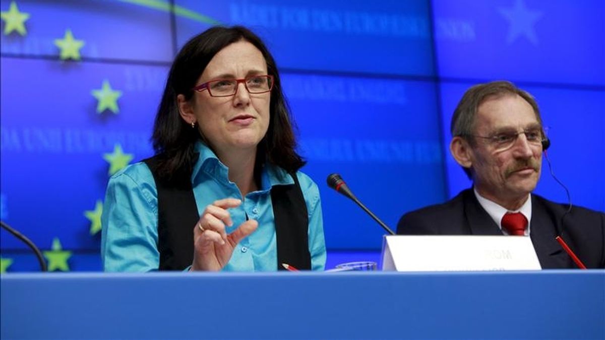 La comisaria europea de Interior Cecilia Malmstrom (izq) y el ministro de Interior de Hungría, Sandor Pinter, cuyo país preside la UE este semestre, ofrecen una rueda de prensa en Bruselas. EFE