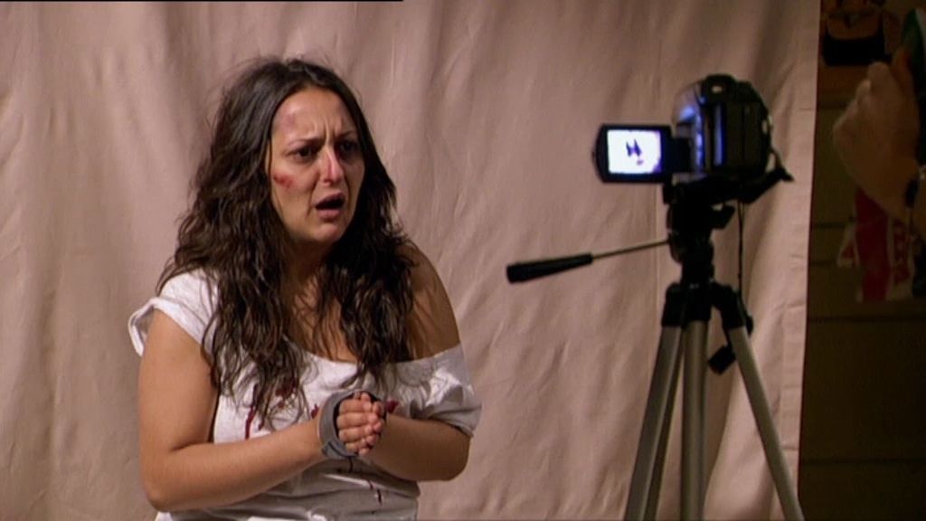 Se confunde y en vez de pedir 1000 euros, pide 900.000