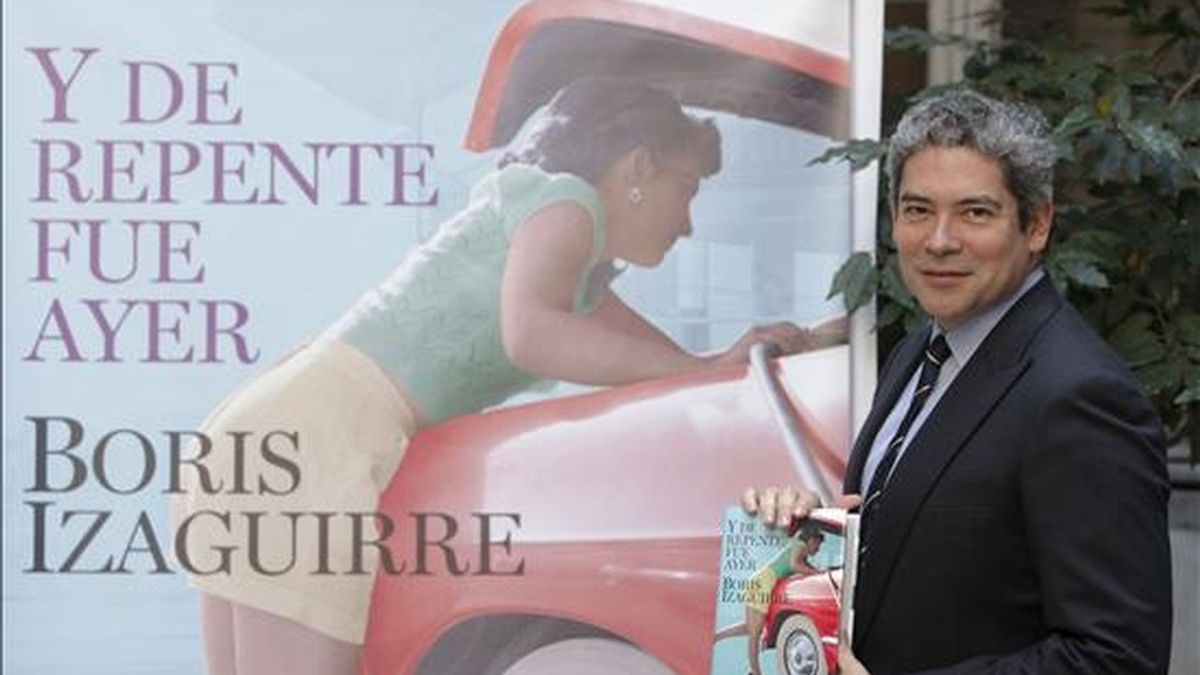 Boris Izaguirre, finalista del Premio Planeta 2007,durante la presentación de su libro "Y de repente fue ayer", una novela de amores entrecruzados y pasiones prohibidas ambientada en la Cuba precastrista.EFE