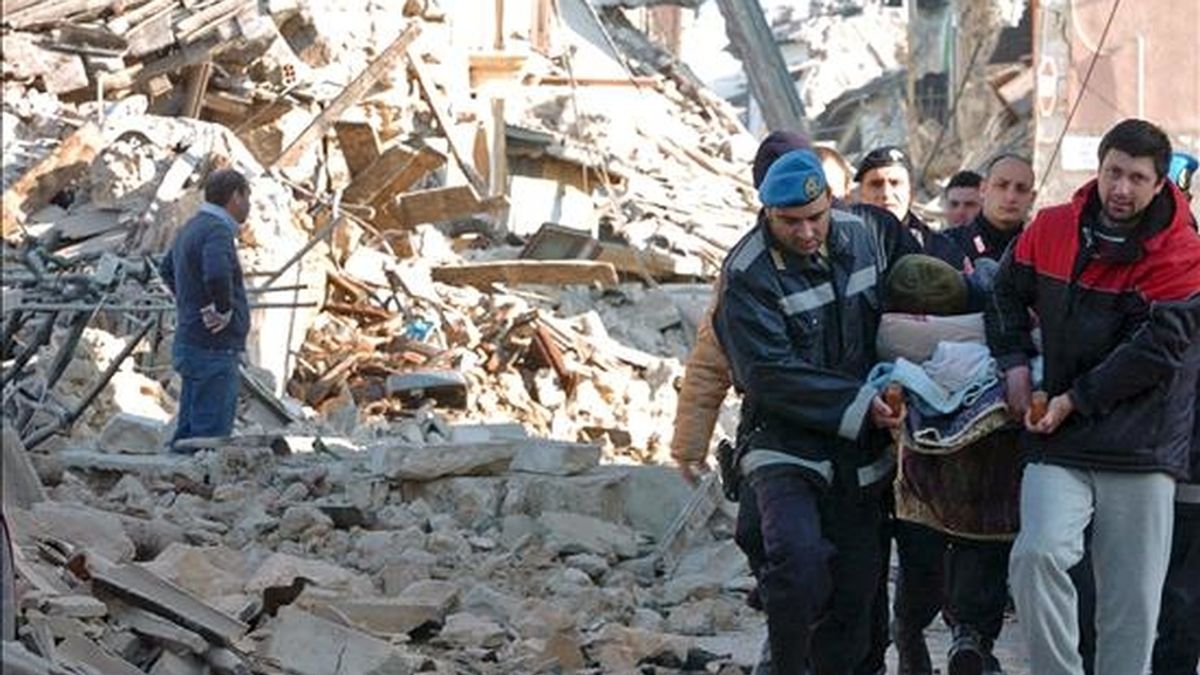 Miembros de los servicios de rescate evacúan a un herido tras el terremoto de 5,8 grados de magnitud en la escala de Richter que sacudió el centro de Italia durante la madrugada, en Onna, en la región de L'Aquila (Italia). EFE