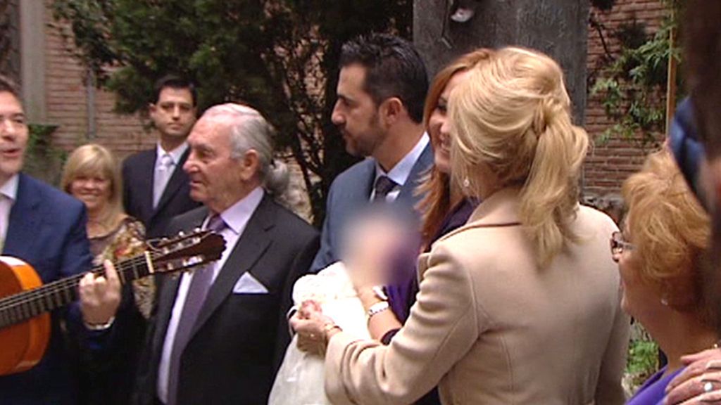 La familia posa ante las cámaras a la salida de la iglesia