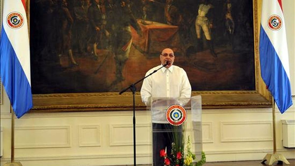 El presidente paraguayo, Fernando Lugo, habla hoy en el Palacio de Gobierno en Asunción (Paraguay), donde aseguró que los últimos relevos de altos mandos militares obedecen a "procesos rutinarios" de renovación de esas fuerzas desde su asunción al poder, hace poco más de dos años. EFE El presidente paraguayo, Fernando Lugo, habla hoy en el Palacio de Gobierno en Asunción (Paraguay), donde aseguró que los últimos relevos de altos mandos militares obedecen a "procesos rutinarios" de renovación de esas fuerzas desde su asunción al poder, hace poco más de dos años. EFE