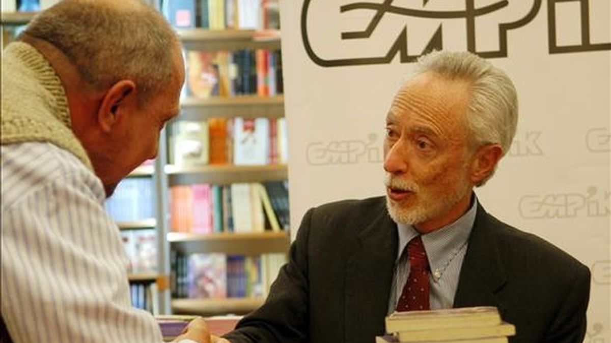 El escritor sudafricano y Premio Nobel de Literatura John Maxwell Coetzee firma ejemplares de su novela "Elizabeth Costello", en Varsovia (Polonia). EFE/Archivo