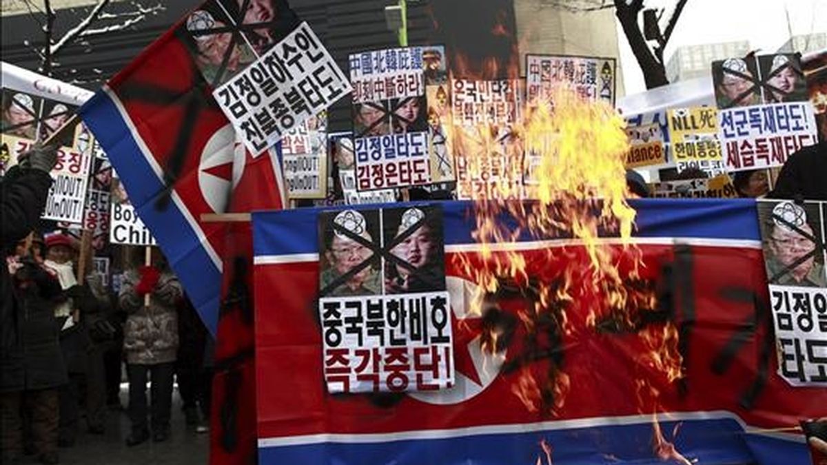 Activistas surcoreanos queman banderas y fotos del líder norcoreano, Kim Jong-il, y su hijo menor y probable sucesor, Kim Jong-un, durante una manifestación contra Corea del Norte en Seúl. EFE